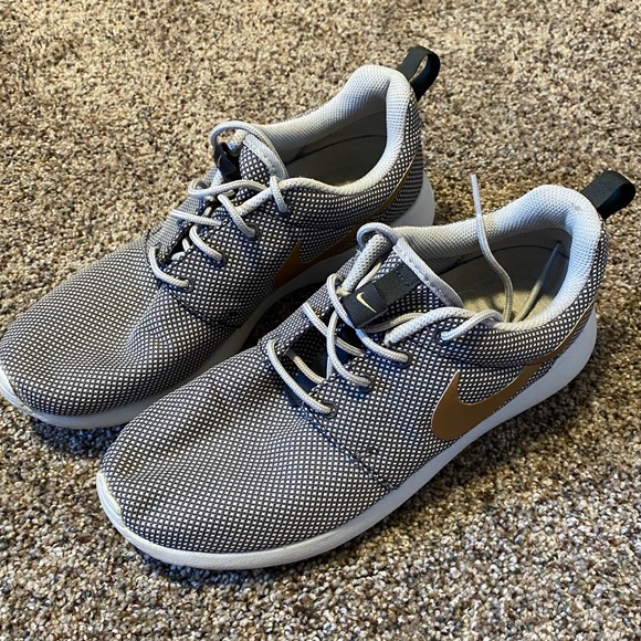 Nike Roshe — Like New Gray and Gold - Picture 7 of 8
